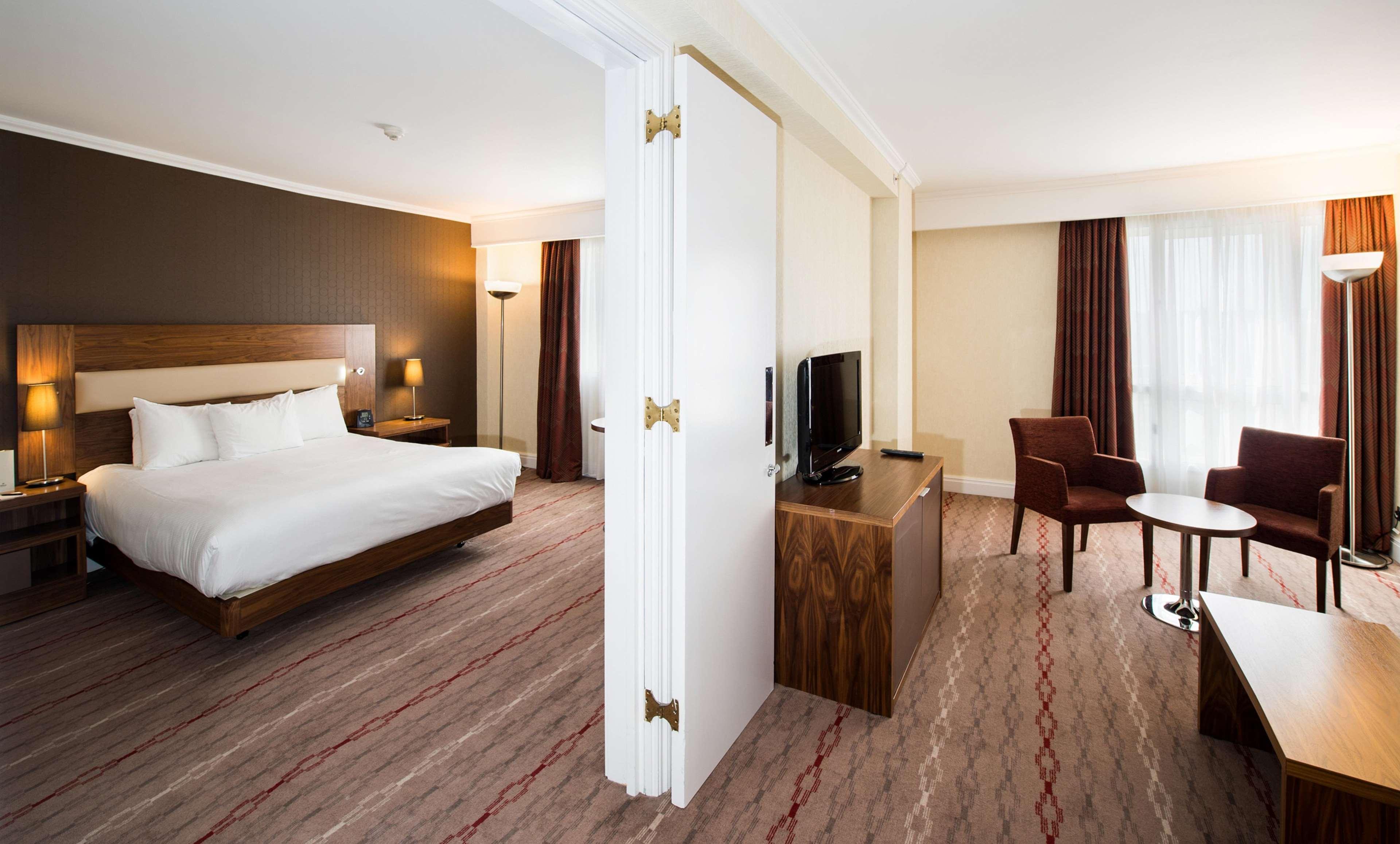 Doubletree By Hilton Dartford Bridge Hotel Ngoại thất bức ảnh