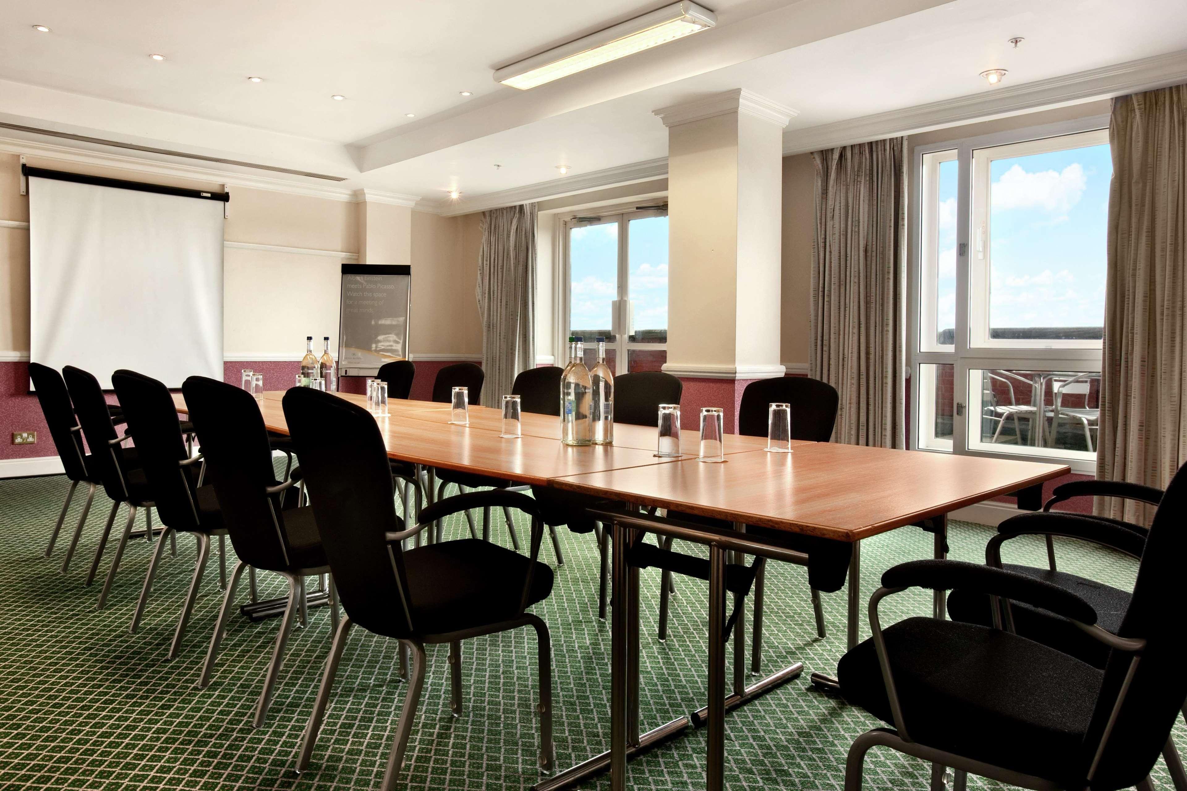 Doubletree By Hilton Dartford Bridge Hotel Ngoại thất bức ảnh
