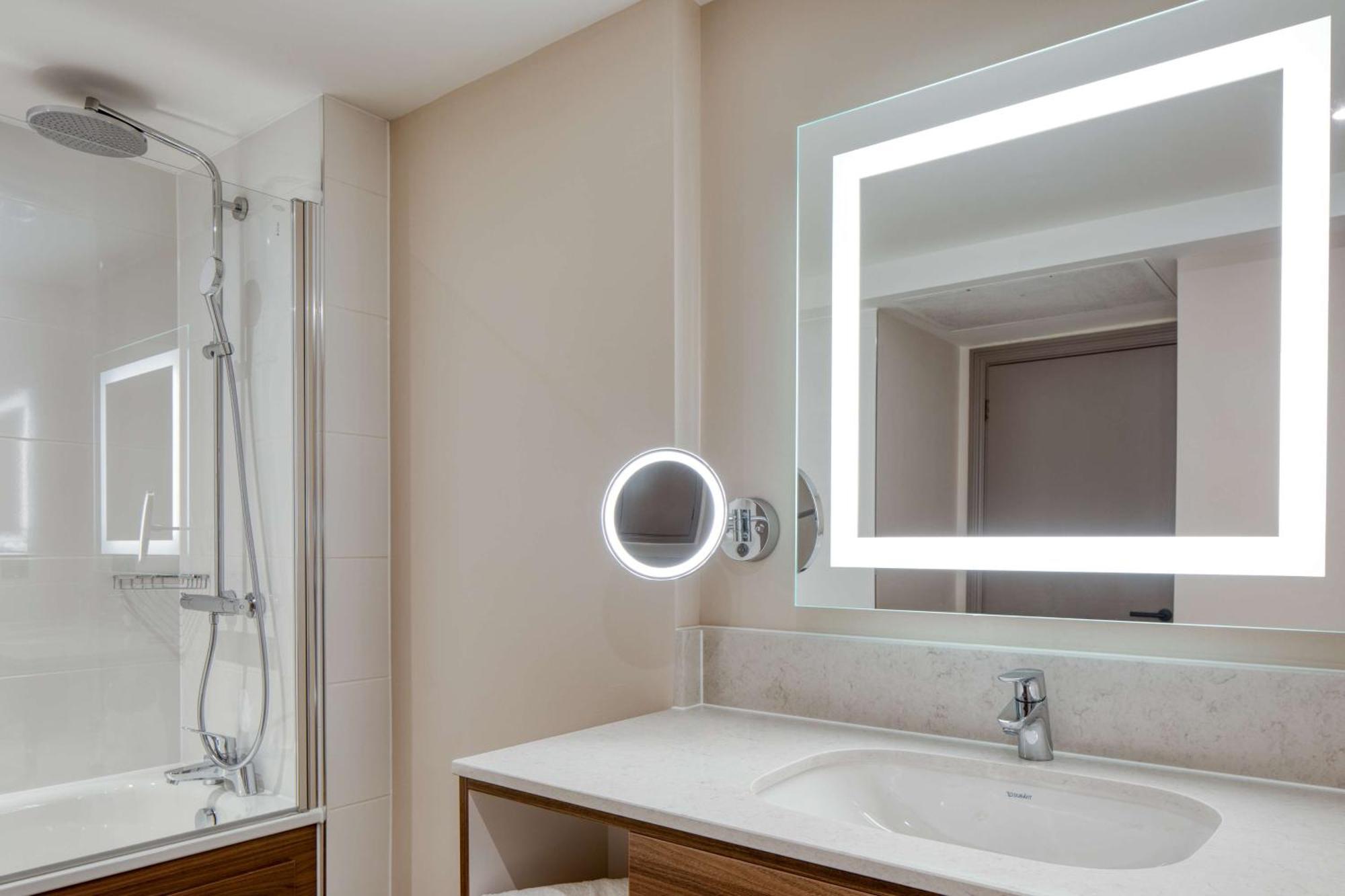 Doubletree By Hilton Dartford Bridge Hotel Ngoại thất bức ảnh