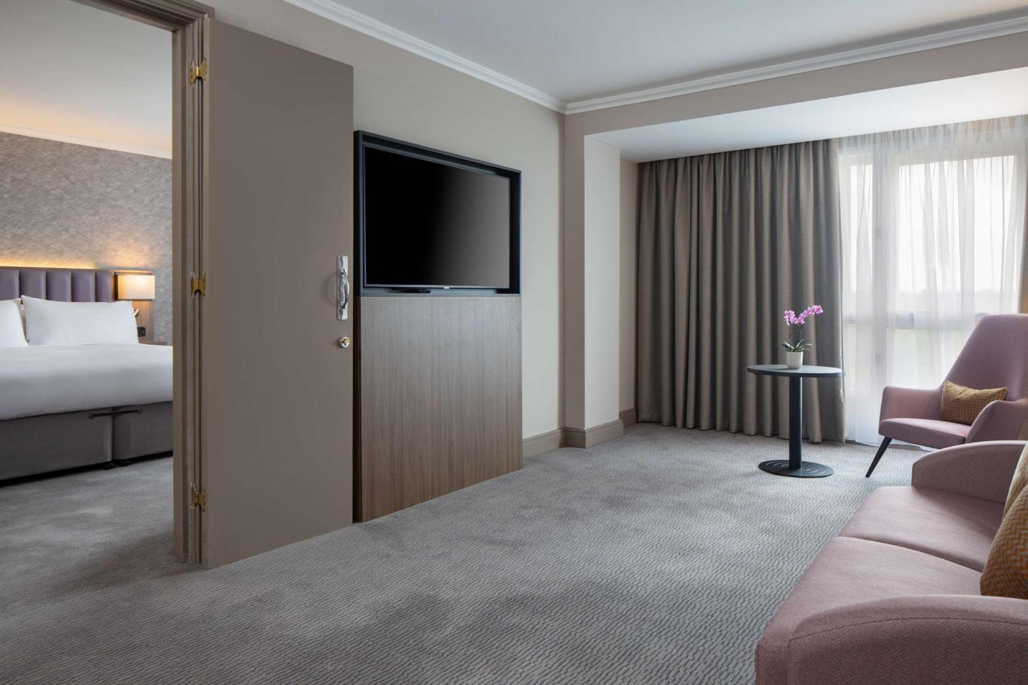 Doubletree By Hilton Dartford Bridge Hotel Ngoại thất bức ảnh