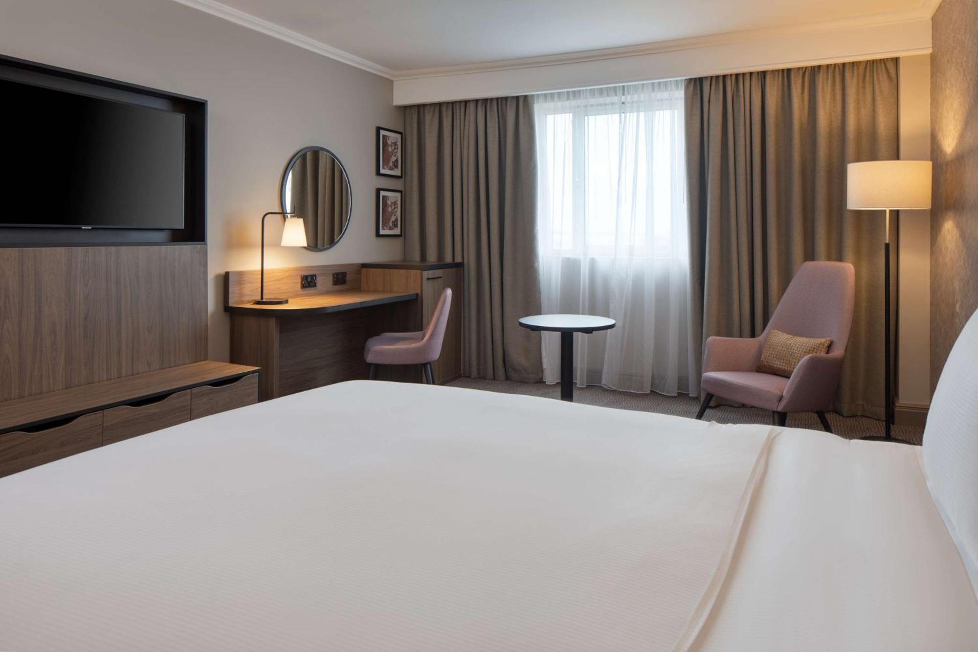 Doubletree By Hilton Dartford Bridge Hotel Ngoại thất bức ảnh