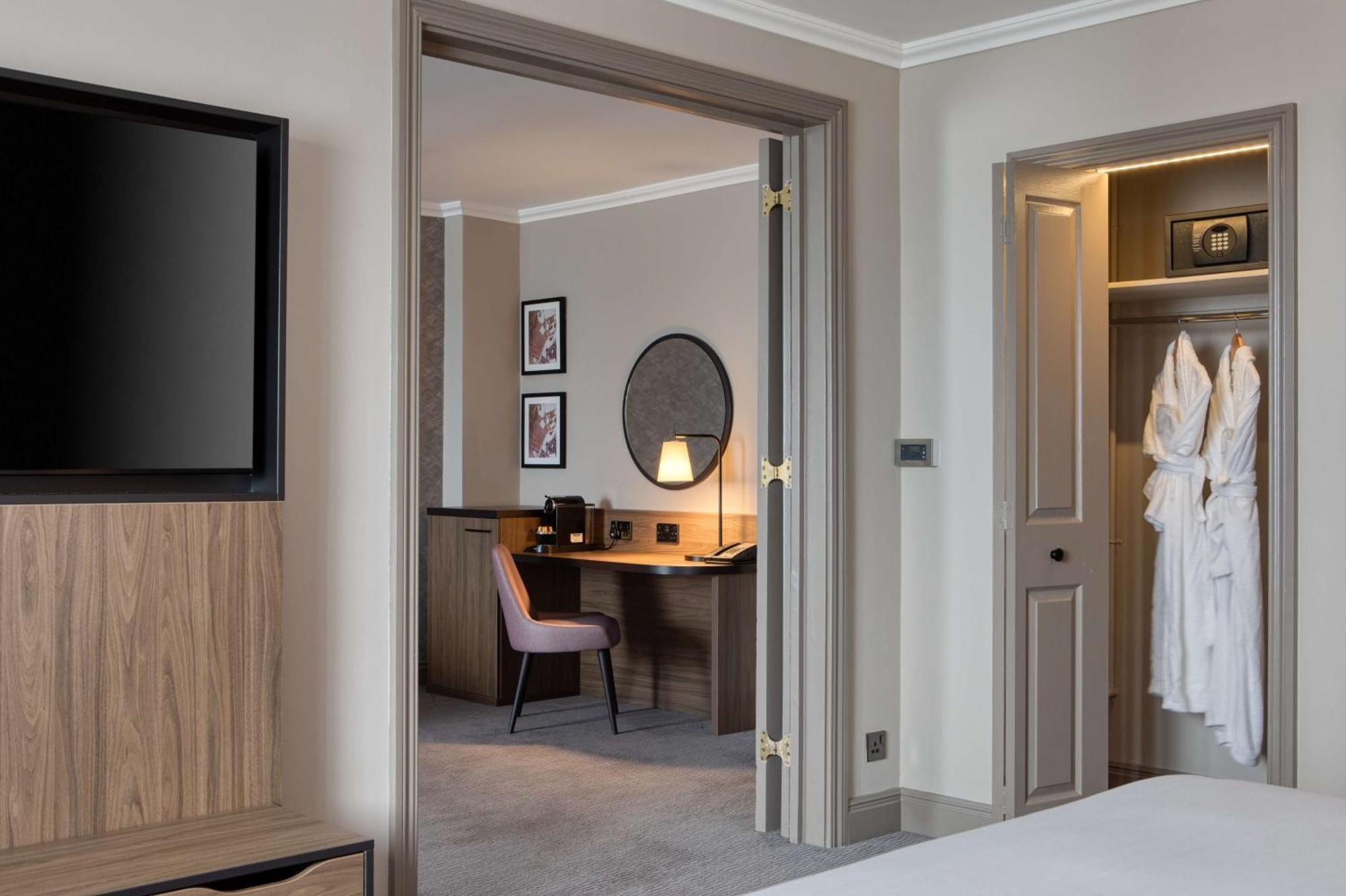 Doubletree By Hilton Dartford Bridge Hotel Ngoại thất bức ảnh