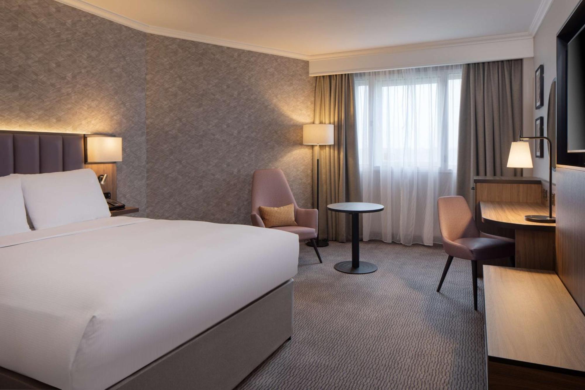 Doubletree By Hilton Dartford Bridge Hotel Ngoại thất bức ảnh