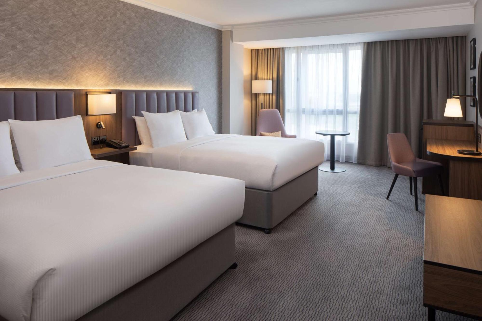 Doubletree By Hilton Dartford Bridge Hotel Ngoại thất bức ảnh