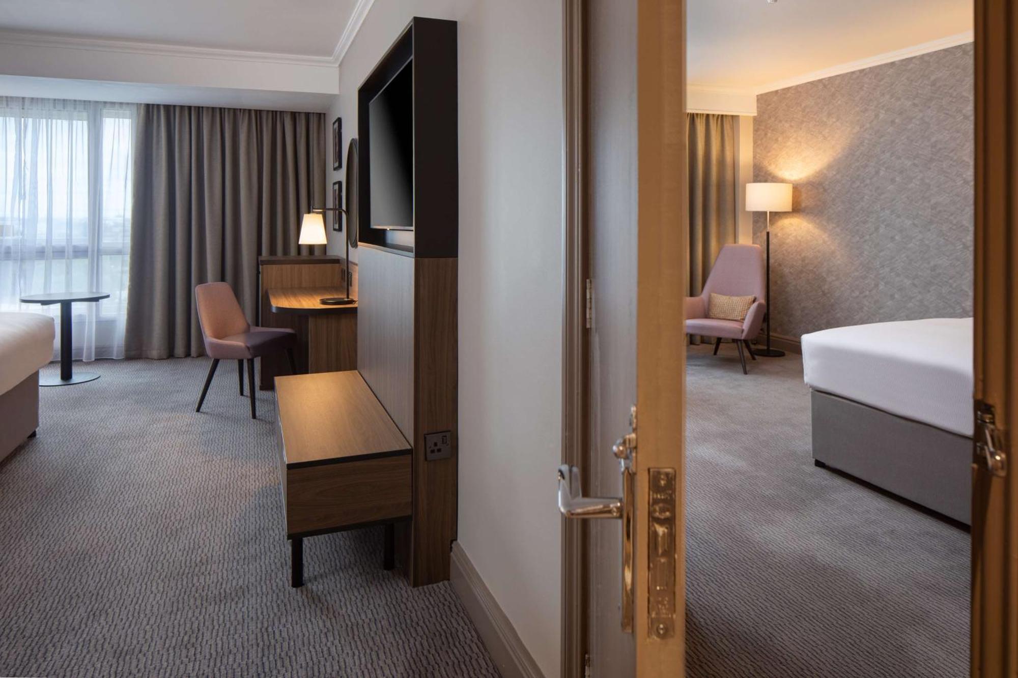 Doubletree By Hilton Dartford Bridge Hotel Ngoại thất bức ảnh