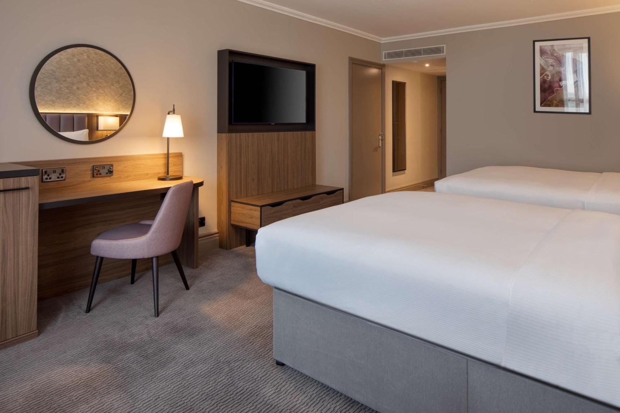 Doubletree By Hilton Dartford Bridge Hotel Ngoại thất bức ảnh