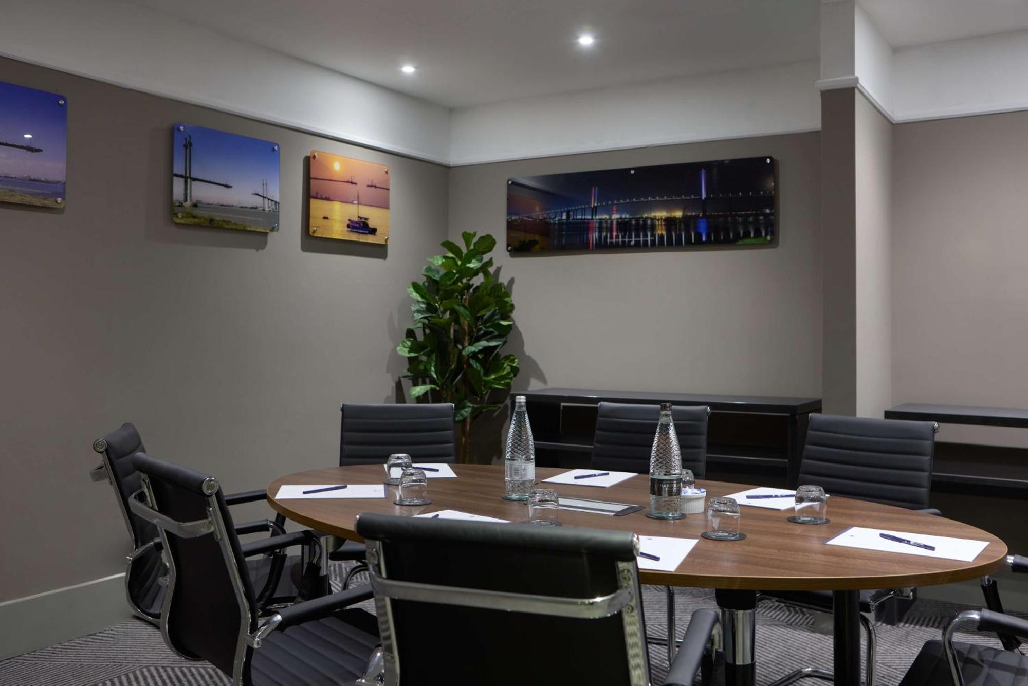 Doubletree By Hilton Dartford Bridge Hotel Ngoại thất bức ảnh