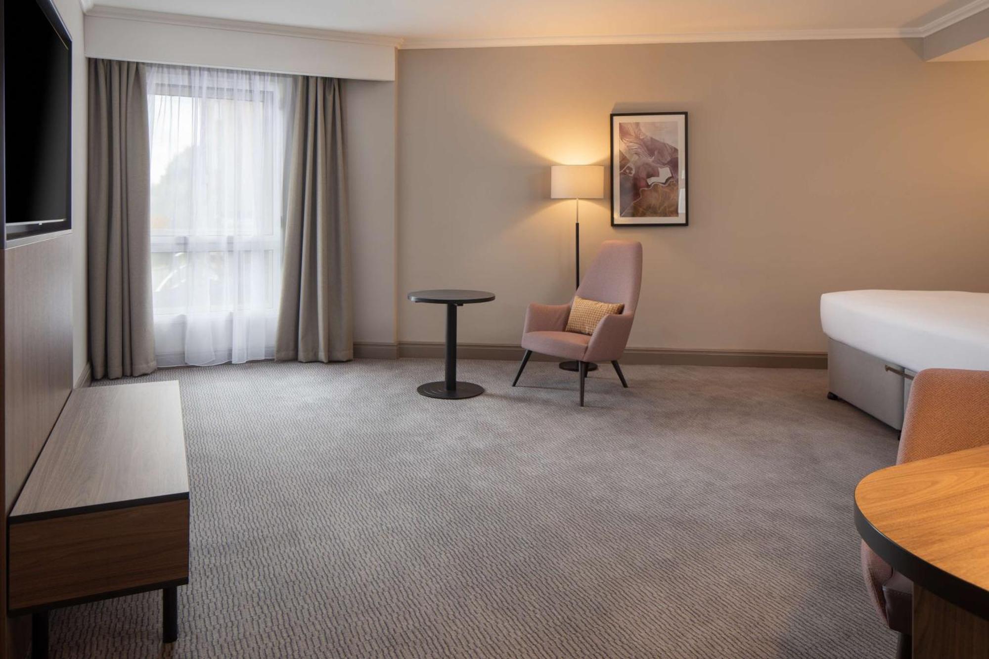Doubletree By Hilton Dartford Bridge Hotel Ngoại thất bức ảnh
