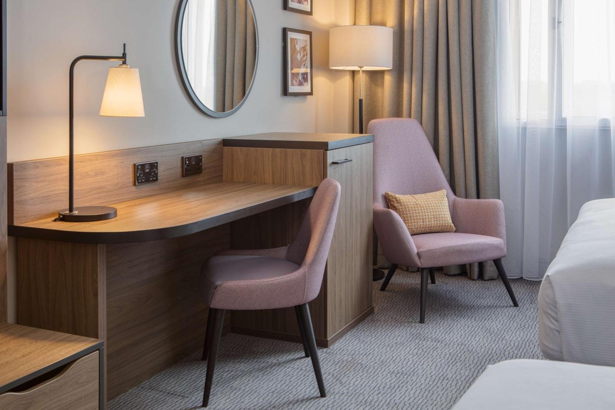 Doubletree By Hilton Dartford Bridge Hotel Ngoại thất bức ảnh