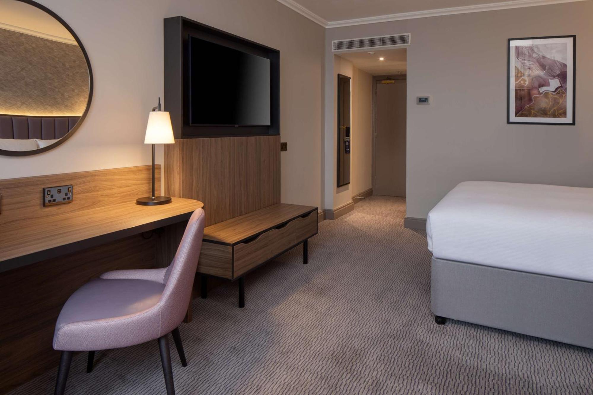 Doubletree By Hilton Dartford Bridge Hotel Ngoại thất bức ảnh