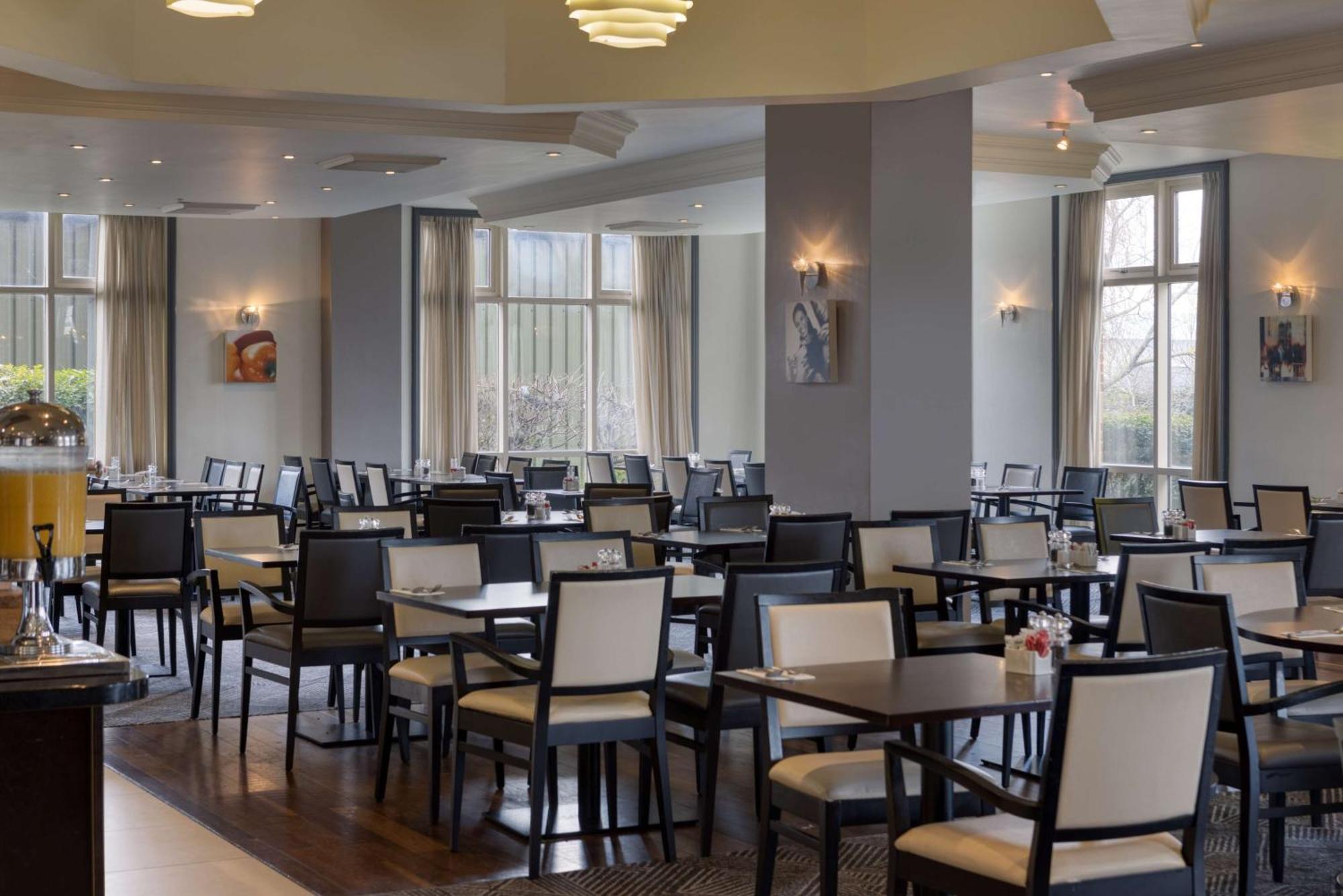 Doubletree By Hilton Dartford Bridge Hotel Ngoại thất bức ảnh